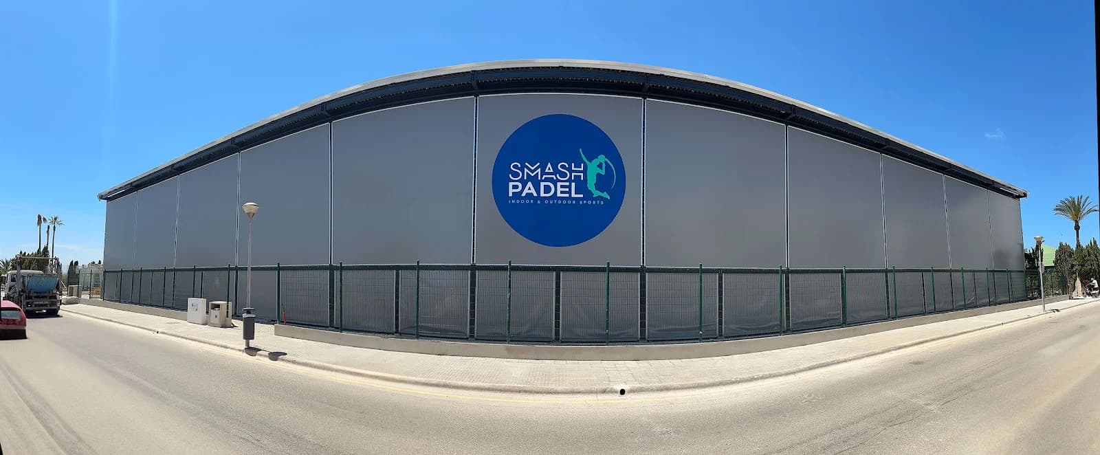 El gest d'un smash de pàdel convertit en logotip amb energia pròpia.