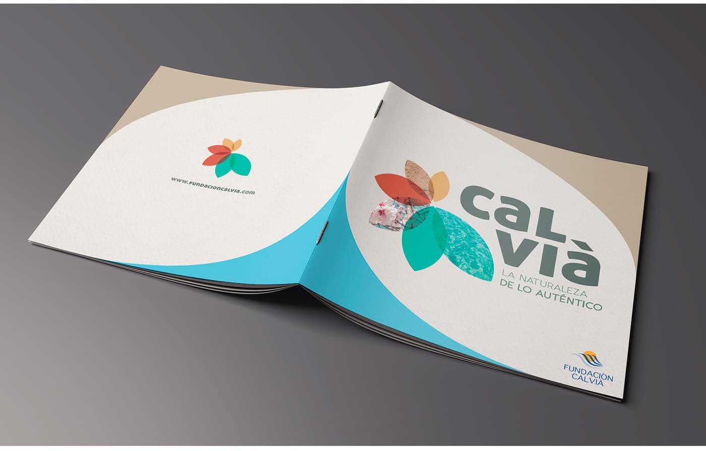 Fullet obert amb el logotip de Calvià i el segell de la fundació