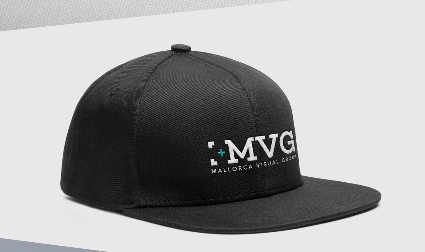 Gorra negra amb el logotip de MVG brodat en blanc i turquesa