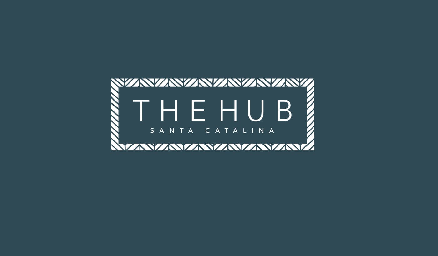 Logotip The Hub Santa Catalina emmarcat en un patró geomètric blanc sobre blau petroli