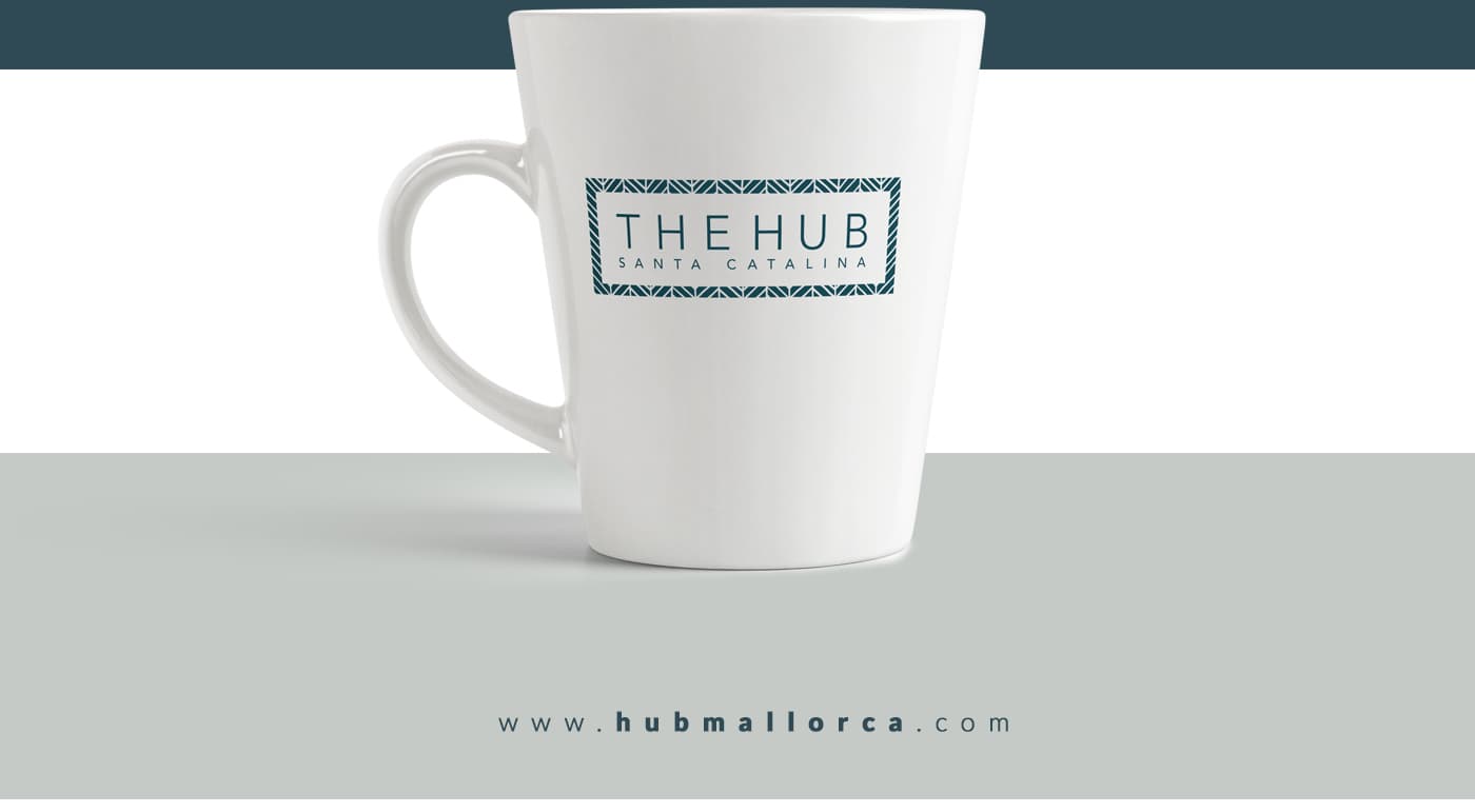Tassa blanca amb el logotip The Hub Santa Catalina en blau petroli