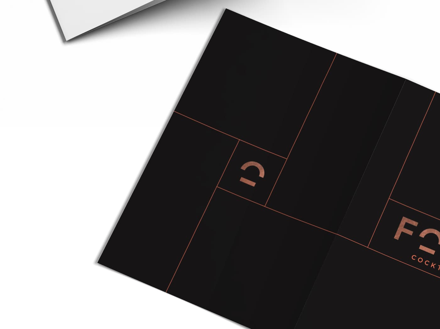 Mockup de tríptico corporativo con retícula geométrica en tono cobre