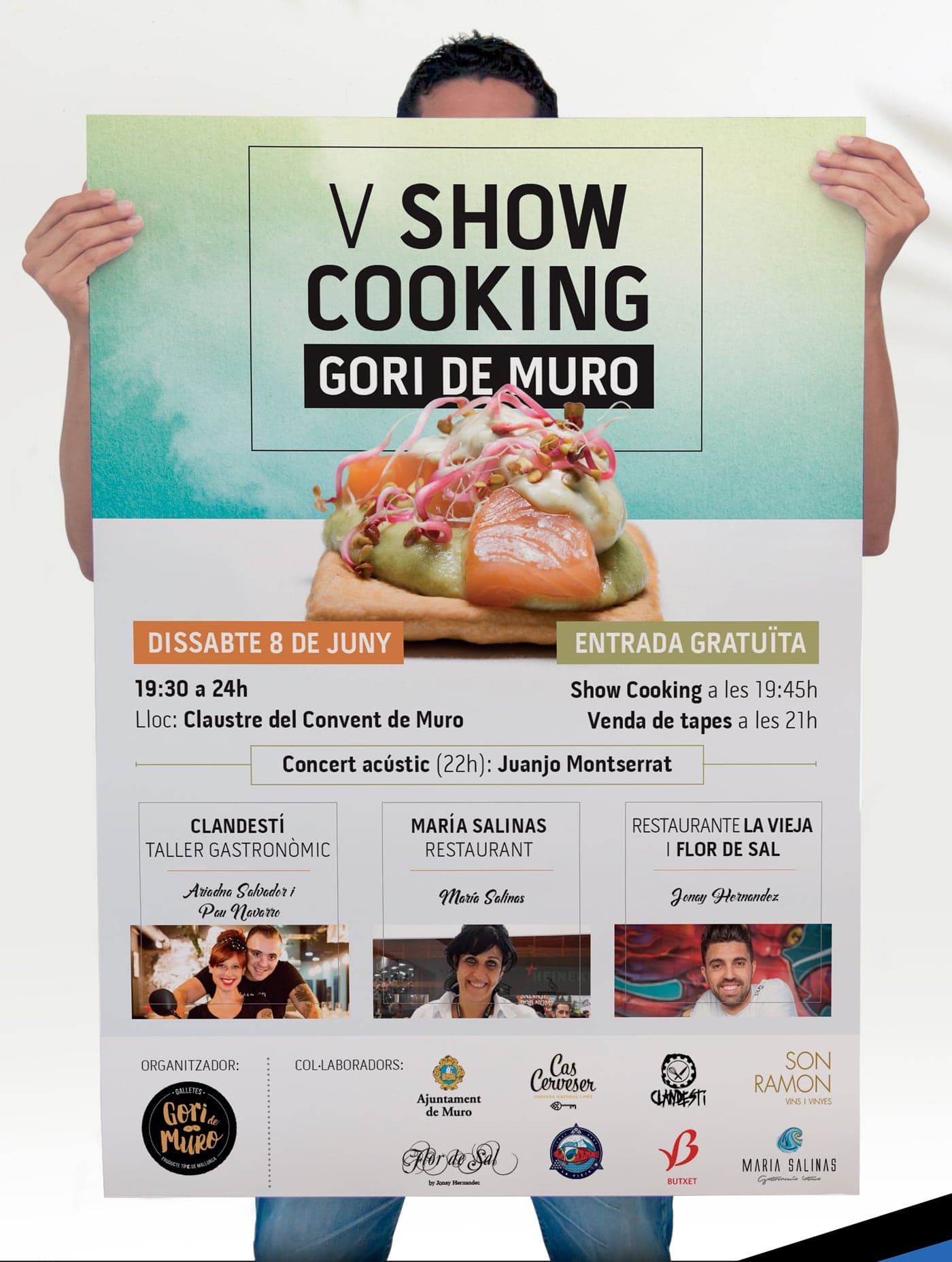 Cartel del V Show Cooking Gori de Muro sostenido en las manos, con una tapa de salmón
