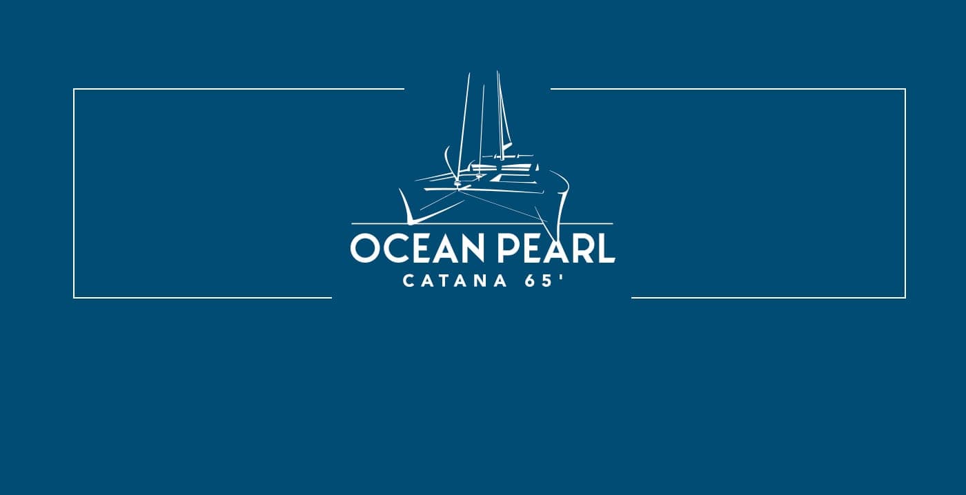 Logotip d'Ocean Pearl en blanc emmarcat sobre fons blau marí