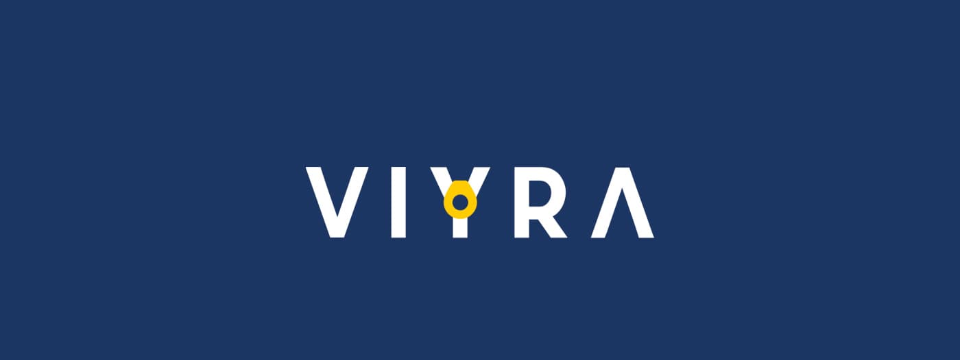 Logotipo Viyra en blanco con el detalle circular amarillo sobre fondo azul marino
