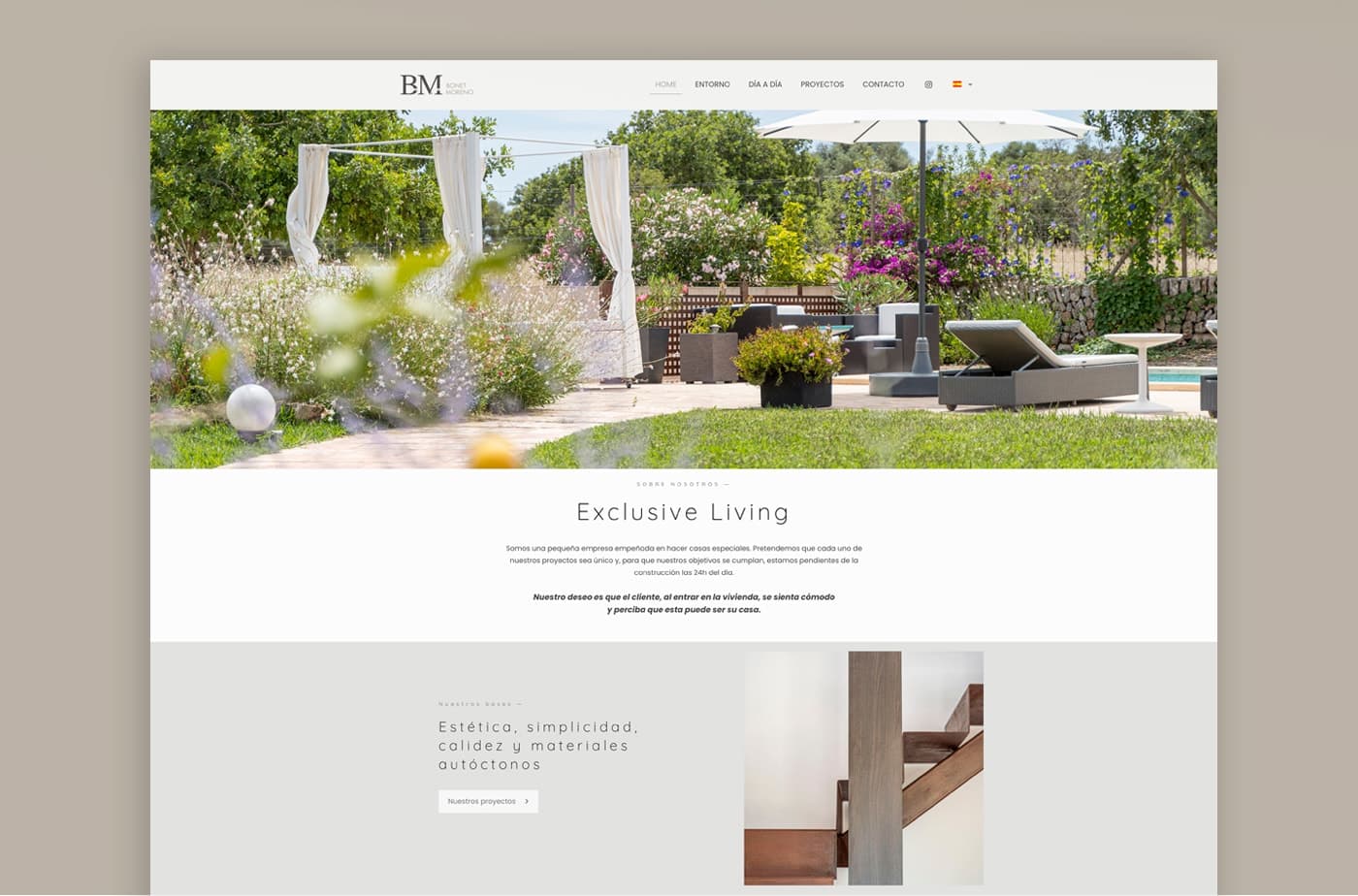 Pàgina d'inici de la web amb el jardí exterior i la zona de descans d'una vil·la