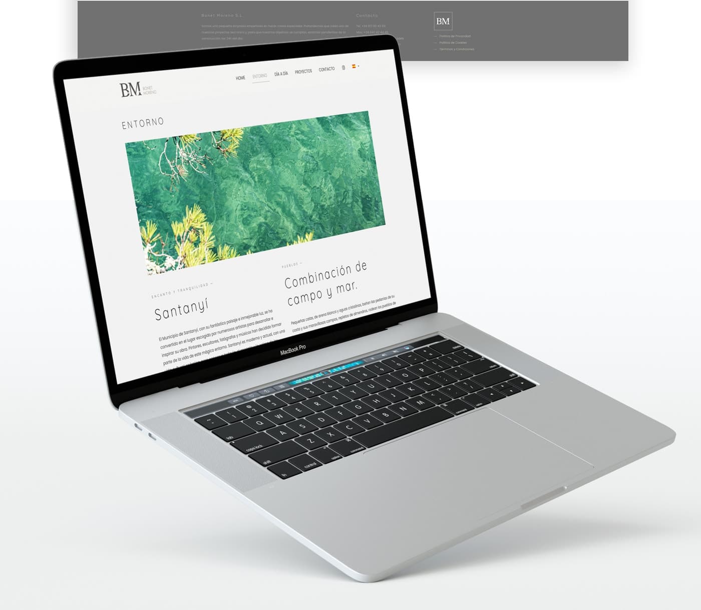 Portàtil mostrant la pàgina Entorn del lloc web sobre Santanyí
