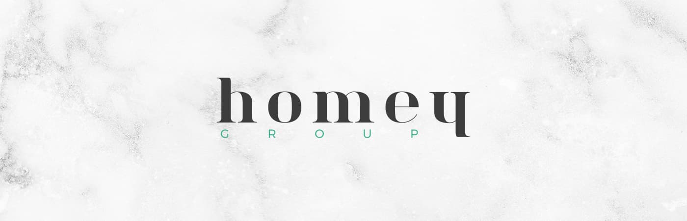 Logotipo Homey Group en tipografía serif sobre fondo de mármol claro
