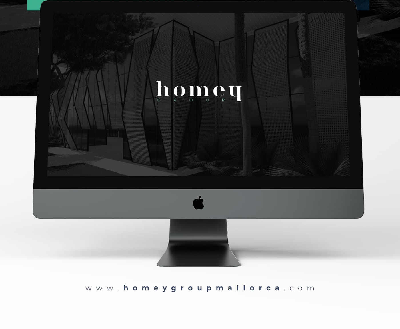 Mockup de la web de Homey Group en un iMac con fachada arquitectónica en blanco y negro