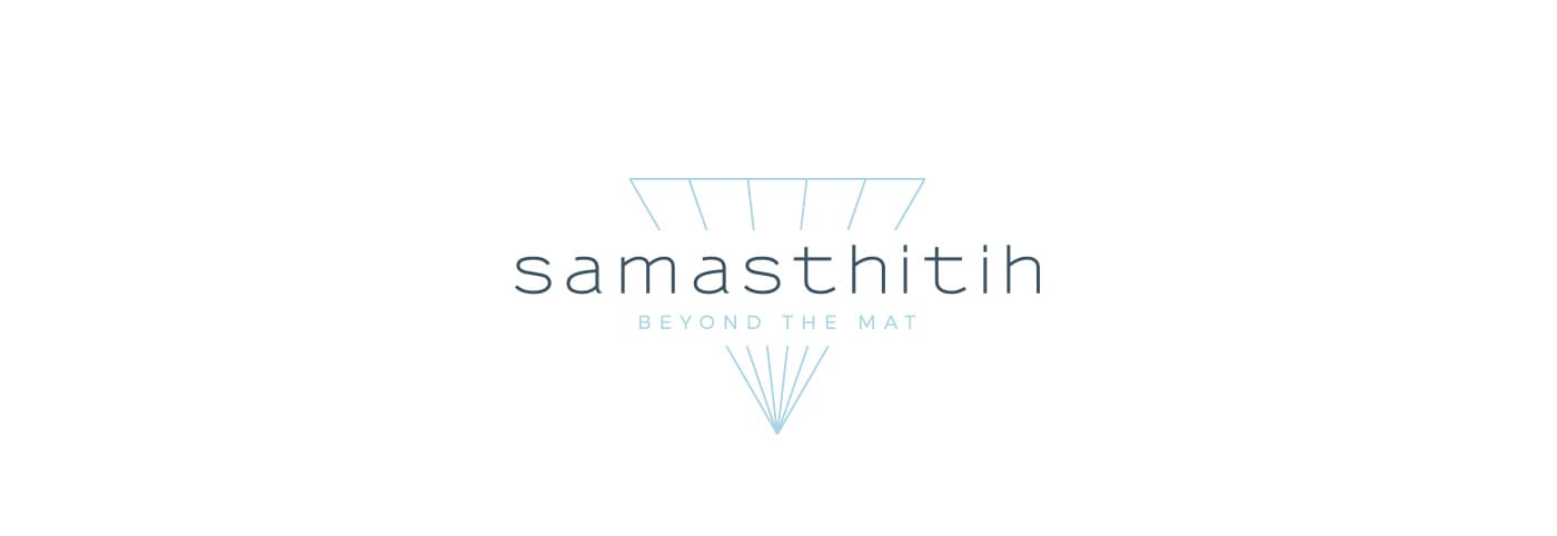 Logotip Samasthitih amb el símbol triangular de línies fines sobre fons blanc