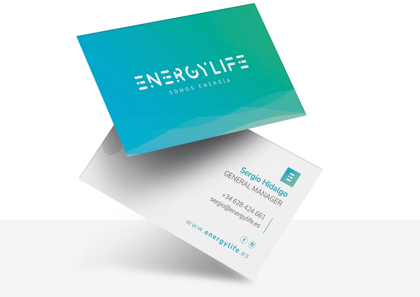 Targetes de visita amb degradat verd i blau i el logotip d'EnergyLife en blanc