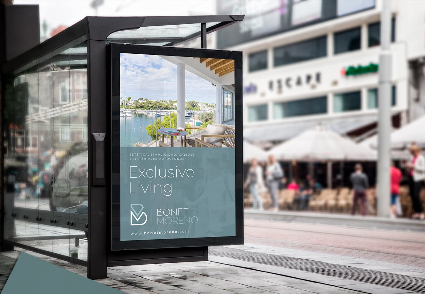Mockup de marquesina publicitària amb cartell Exclusive Living de Bonet Moreno