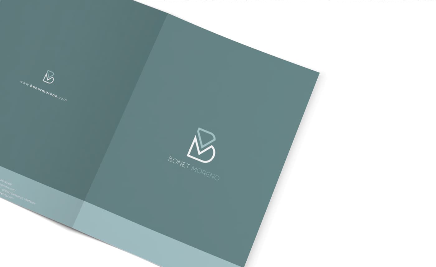 Mockup de díptic corporatiu obert amb el logotip en relleu