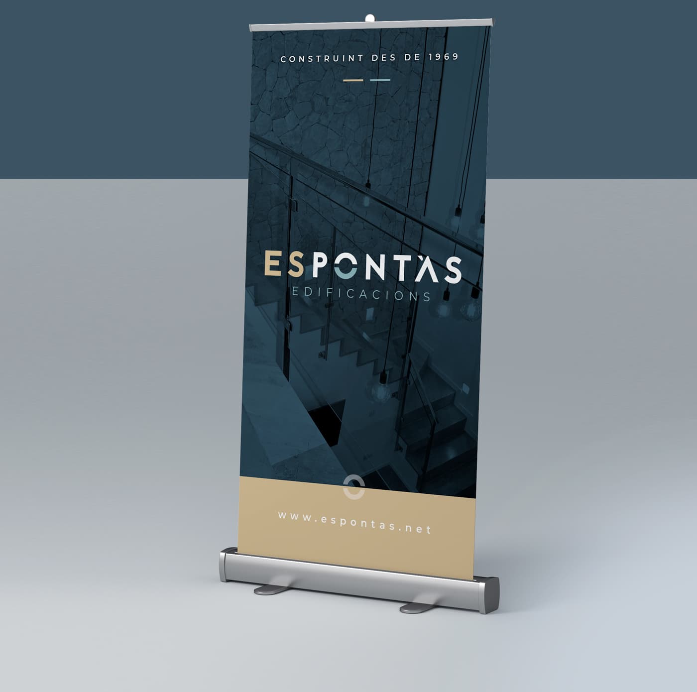 Roll-up publicitario de Es Pontàs con fotografía de una escalera interior