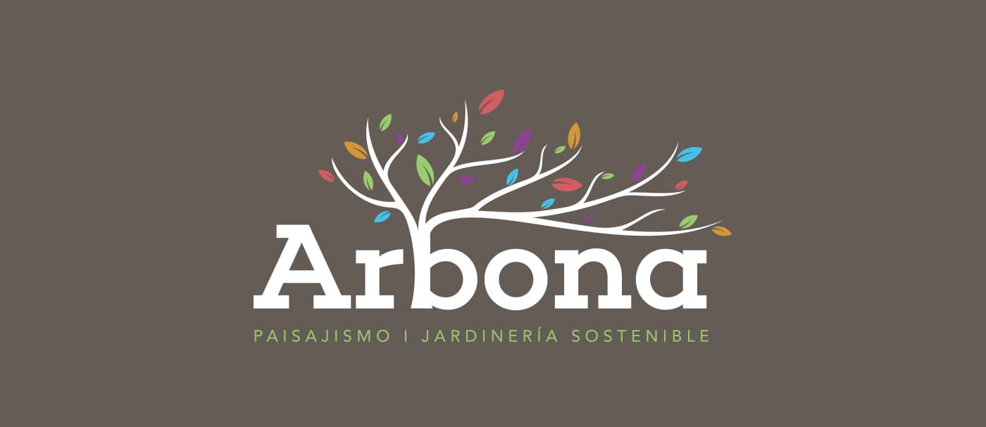 Logotip d'Arbona amb ramatge de fulles de colors sobre fons marró