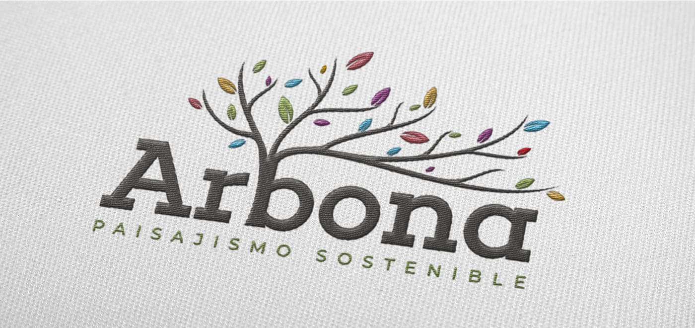 Detall del logotip d'Arbona brodat en relleu sobre tela
