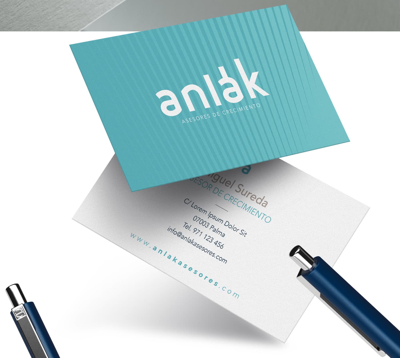 Targetes de visita d'Anlak amb dades de contacte i bolígrafs
