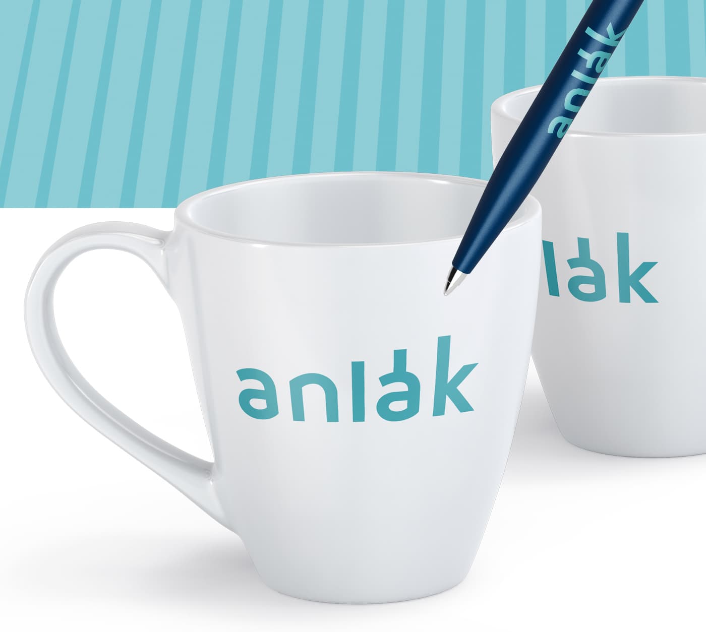 Tasses blanques amb el logotip d'Anlak i un bolígraf de marca