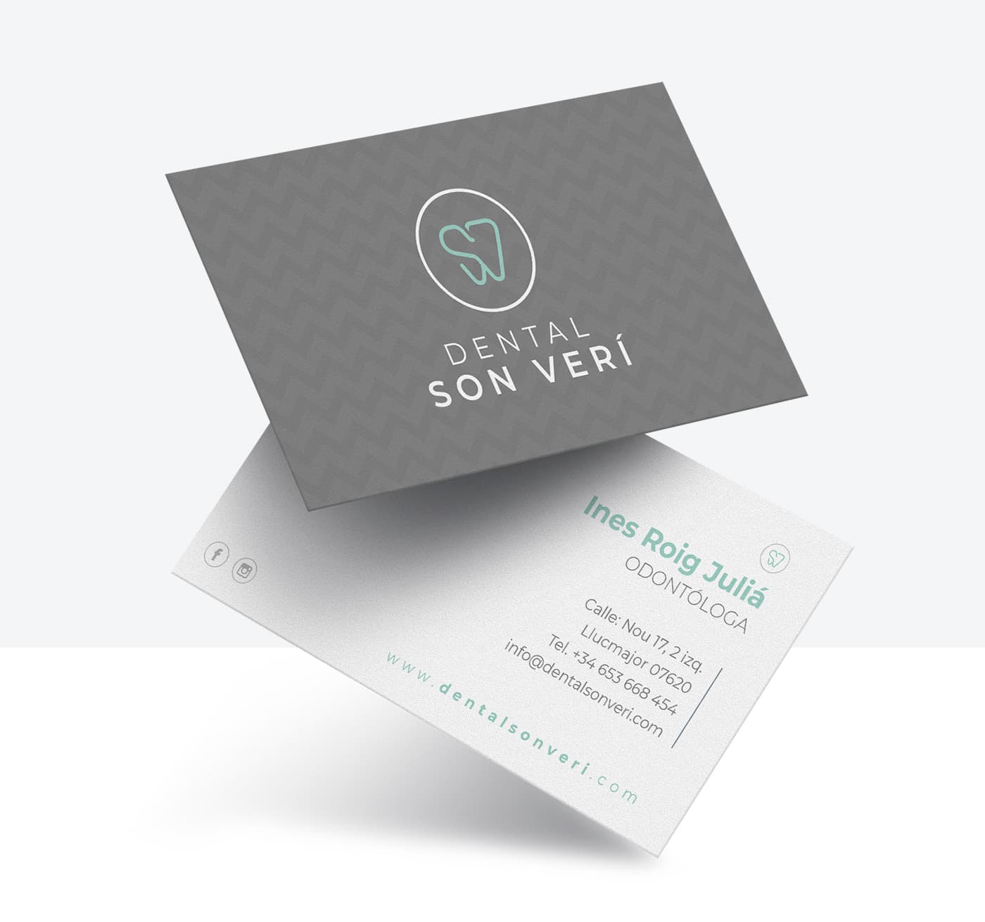 Tarjetas de visita de la odontóloga con el logotipo sobre fondo gris texturizado