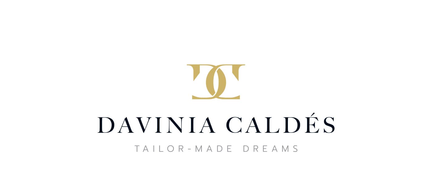 Logotip de Davinia Caldés amb monograma daurat sobre fons blanc