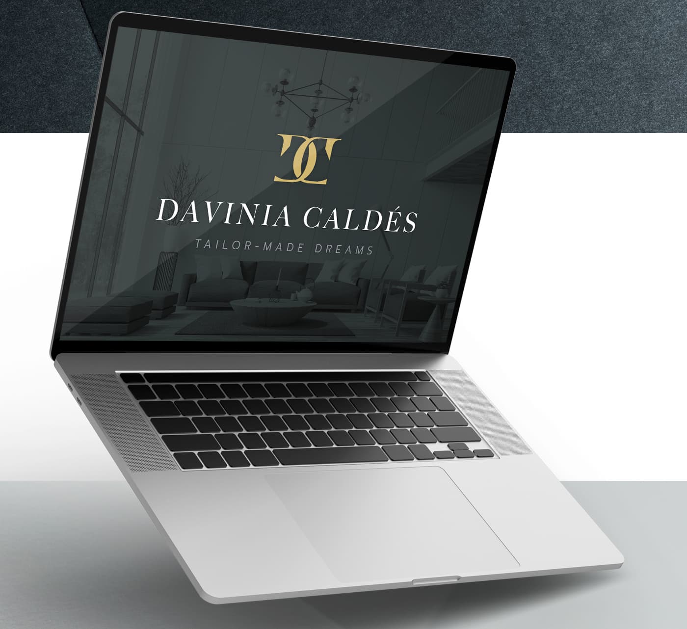 Logotip de Davinia Caldés a la pantalla d'un portàtil sobre saló de luxe