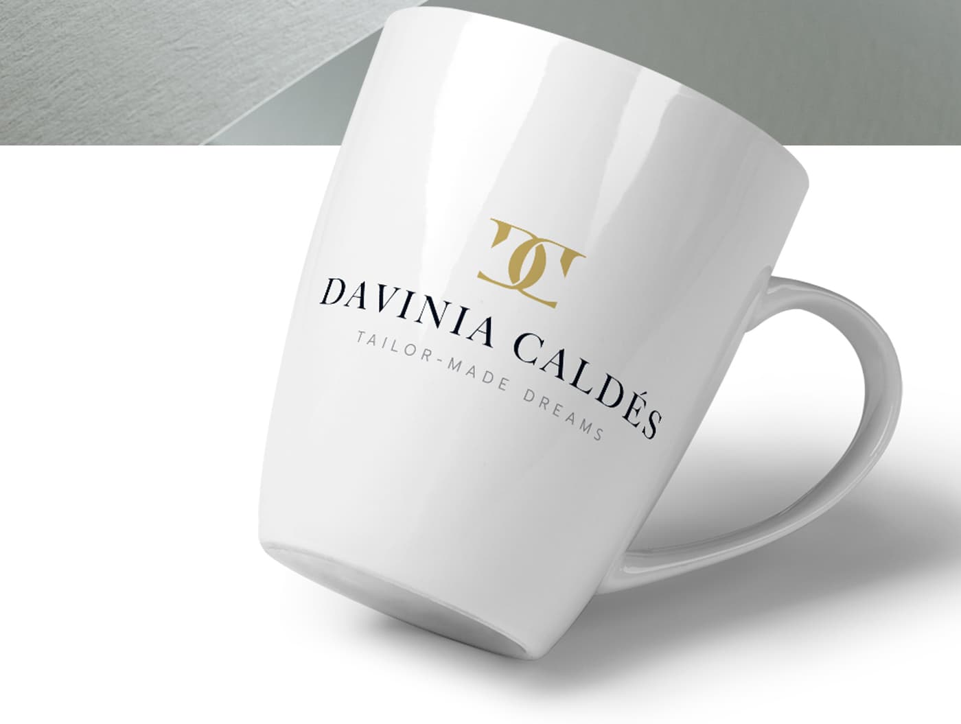 Tassa de ceràmica blanca amb el logotip de Davinia Caldés