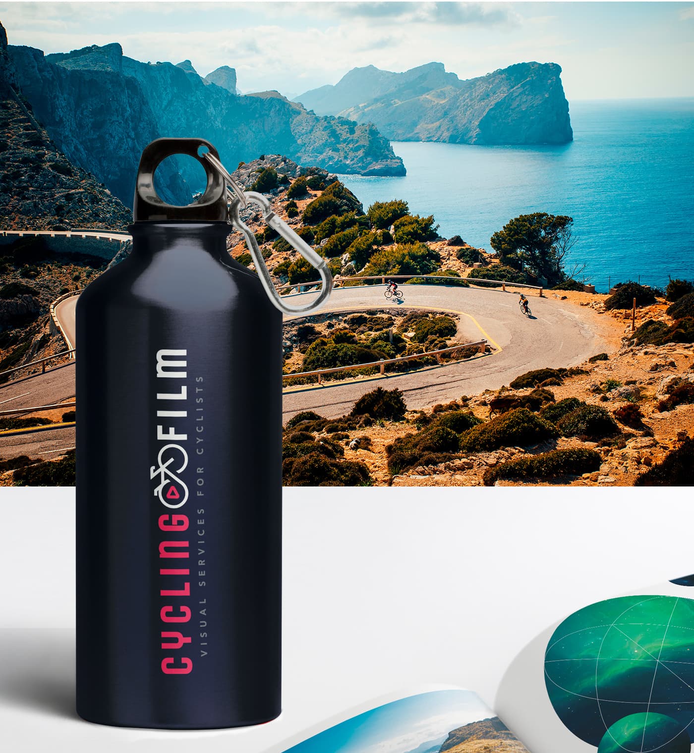 Cantimplora metàl·lica personalitzada amb el logotip al costat d'un port de muntanya