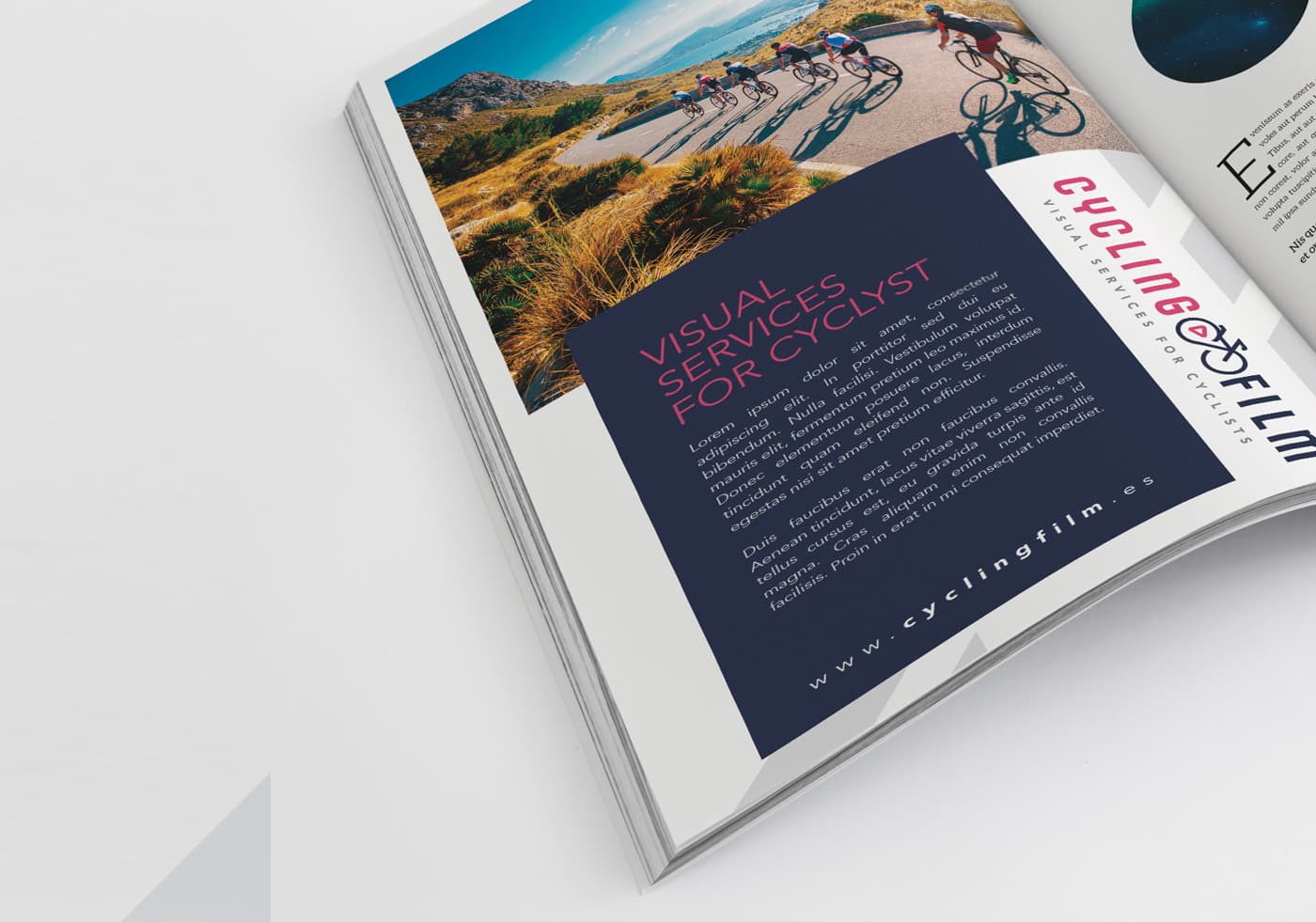 Maquetació de revista oberta amb reportatge fotogràfic de ciclistes i anunci de marca