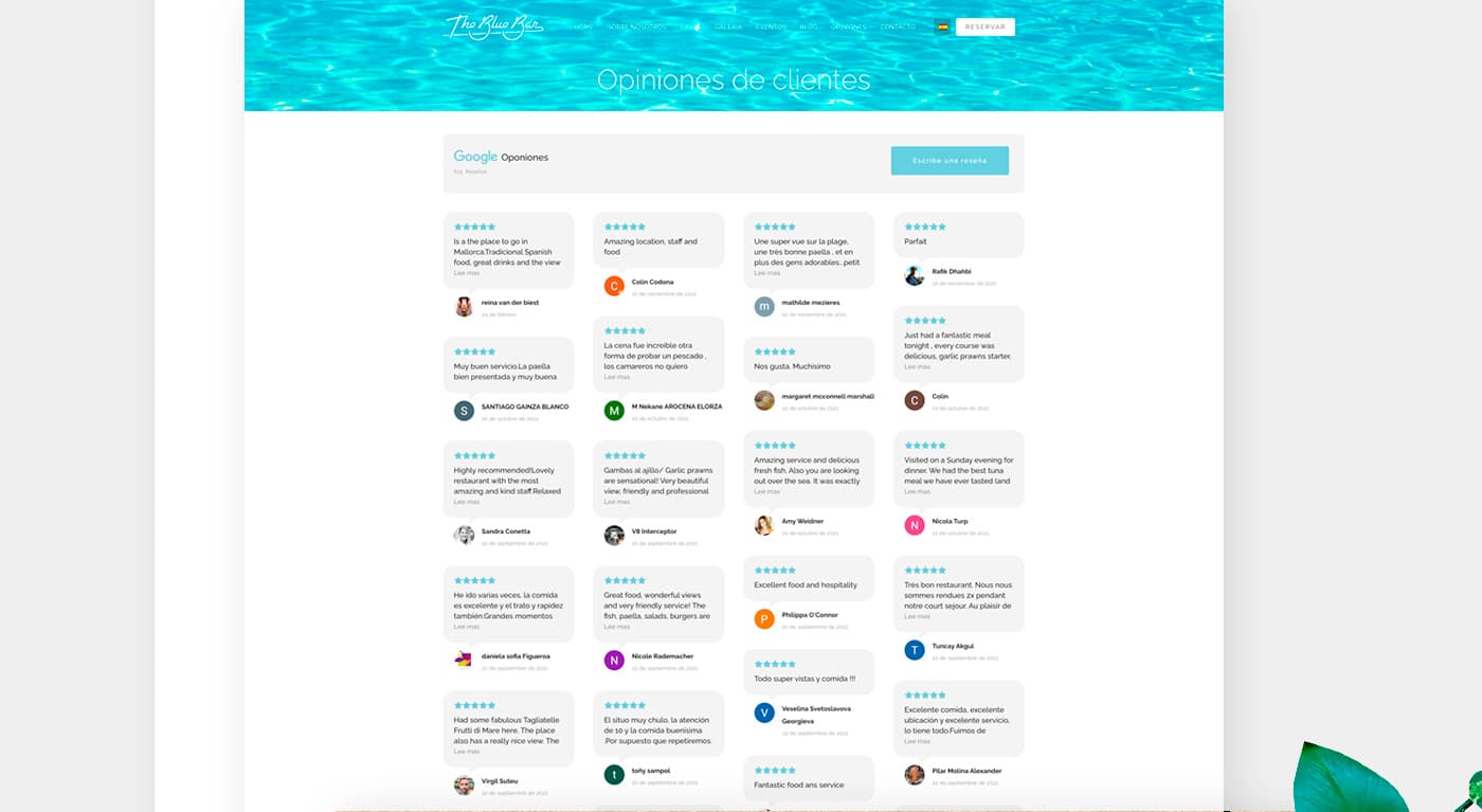 Sección de opiniones de clientes de Google sobre un fondo de agua turquesa