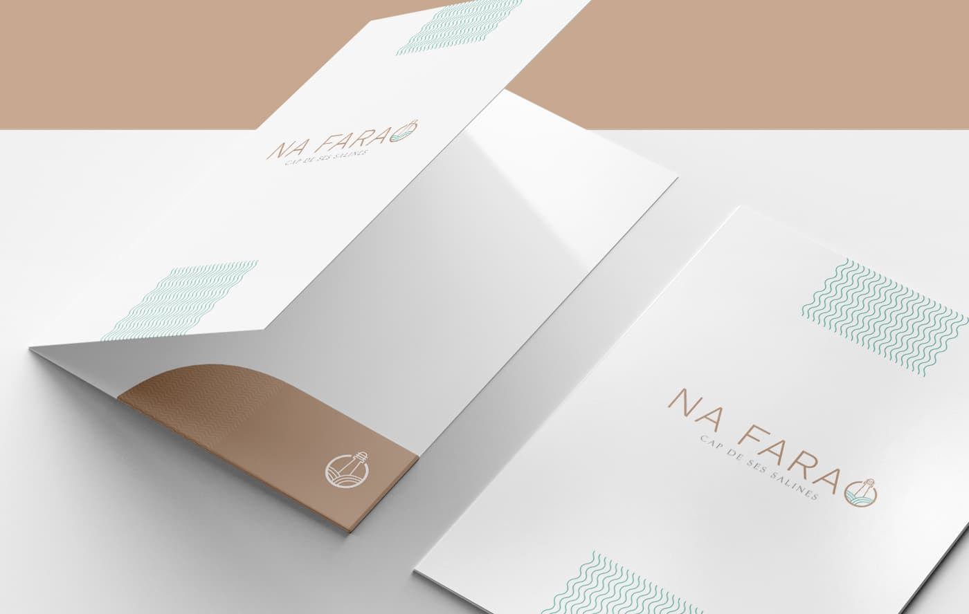 Carpeta corporativa oberta i tancada en blanc amb detalls en beix i turquesa
