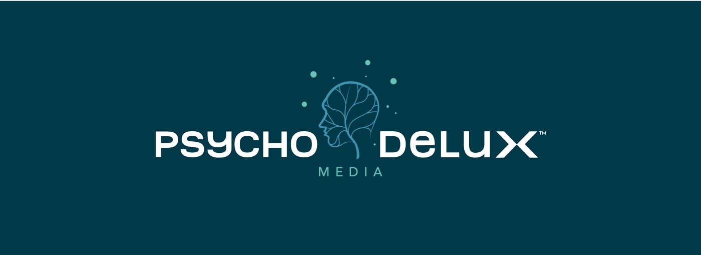 Logotipo de Psycho Delux Media sobre fondo azul petróleo oscuro