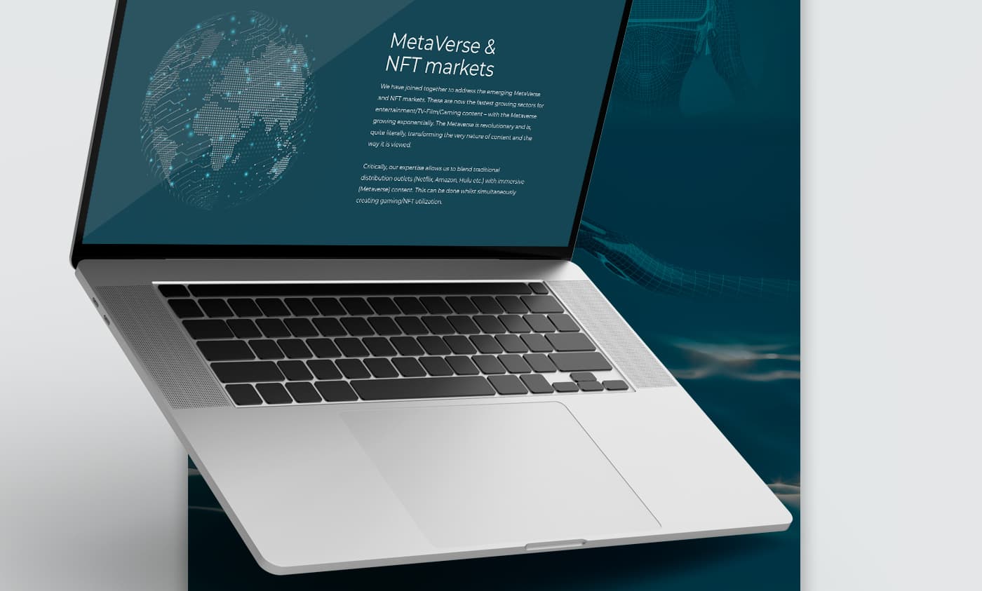 Mockup de portátil con la sección MetaVerse & NFT markets de la web