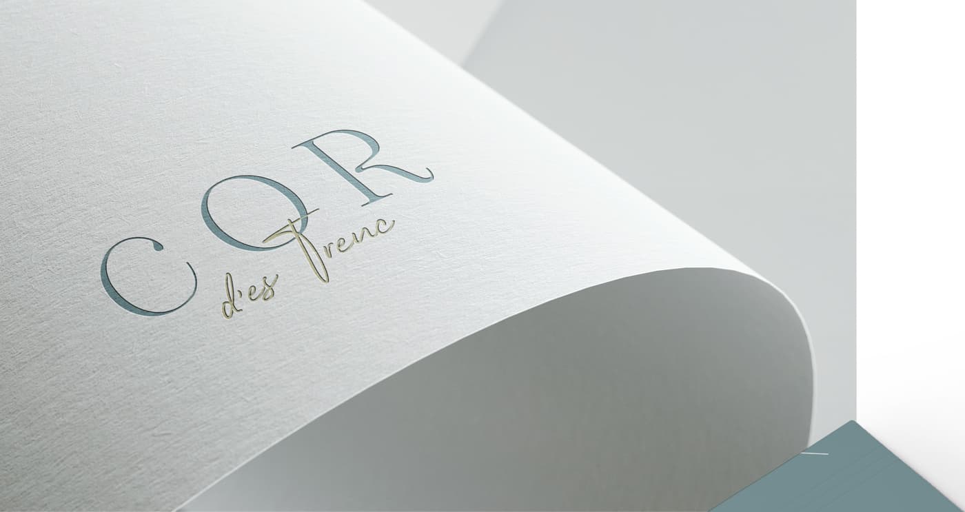 Logotipo Cor d'es Trenc grabado en relieve sobre papel curvado