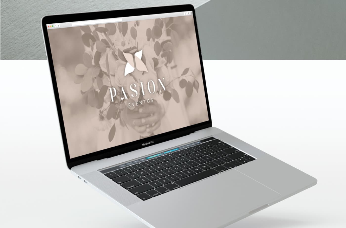 Mockup de portàtil amb la web de Pasión Eventos sobre una fotografia floral