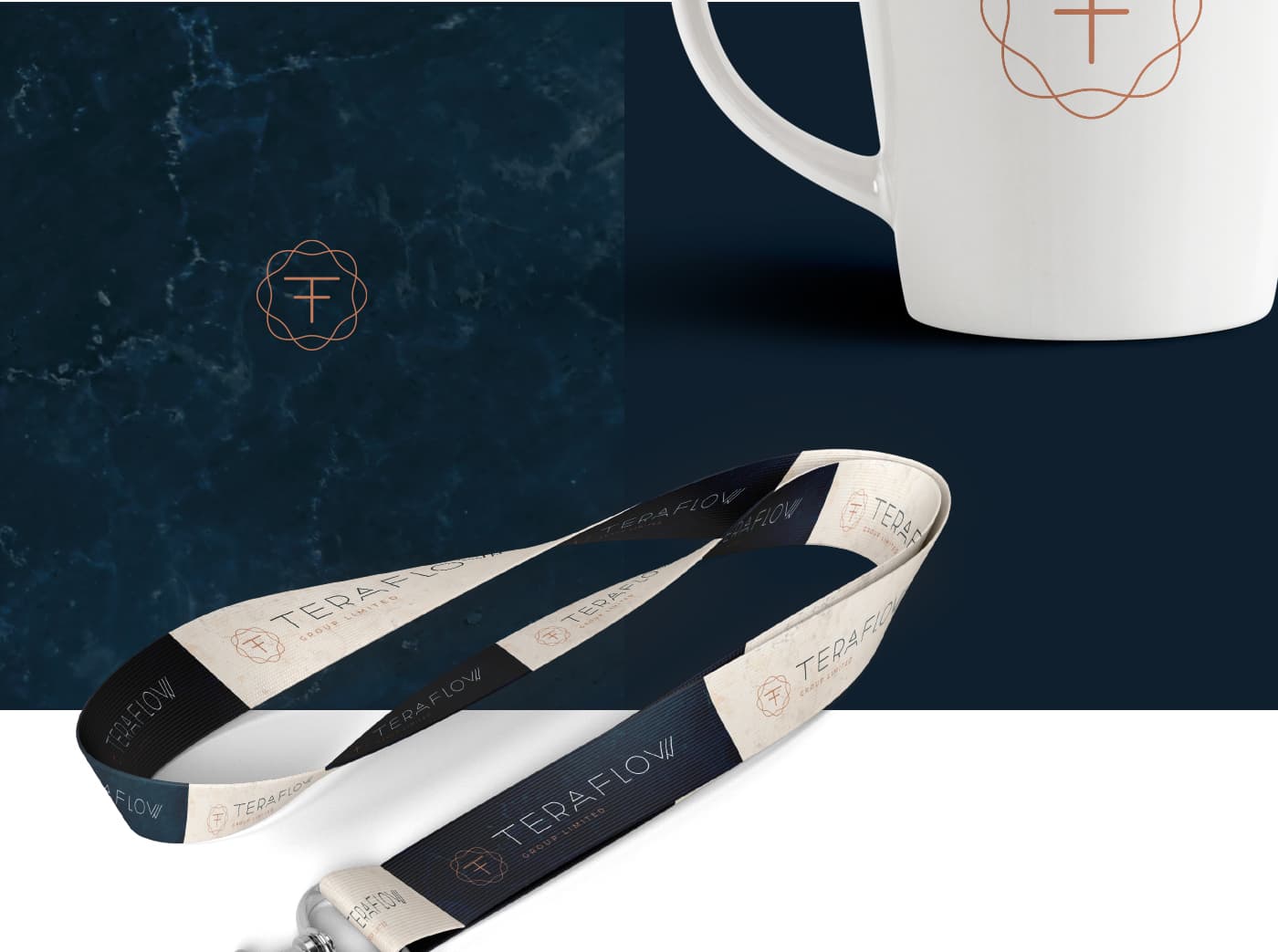 Cordón identificativo con el logotipo Teraflow junto a una taza con el símbolo en cobre