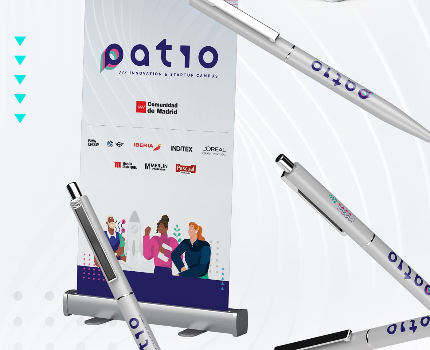 Roll-up amb logotip, empreses patrocinadores i bolígrafs promocionals de Patio