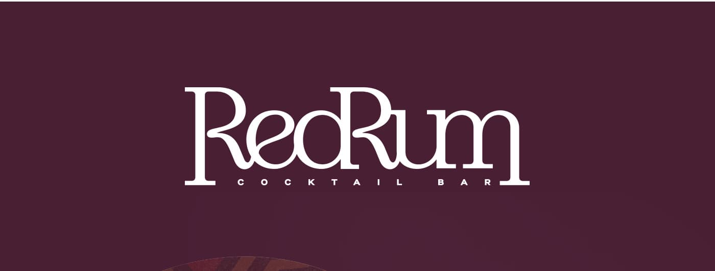 Logotip de Redrum en blanc sobre fons burdeus fosc