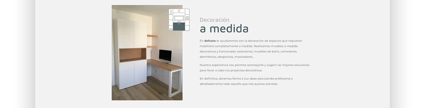Made-to-measure office with white shelving and an integrated wooden desk