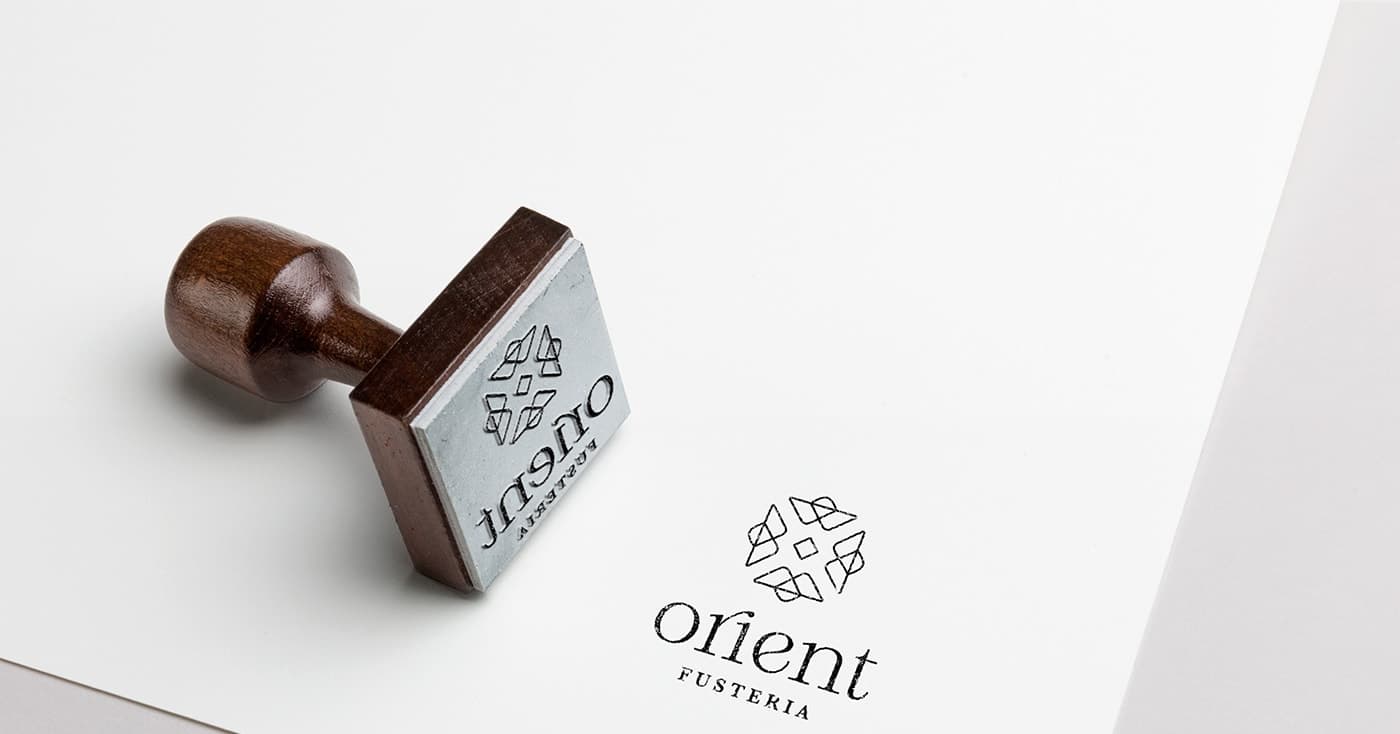 Segell de goma amb el logotip de Fusteria Orient estampat sobre paper