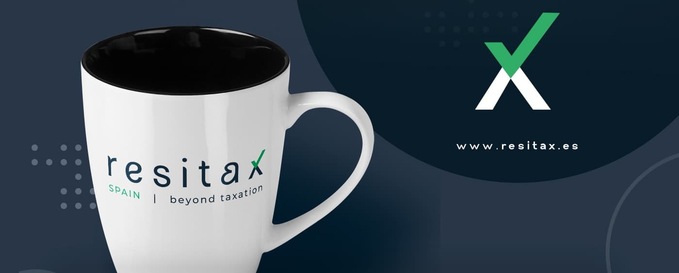 Tassa de ceràmica blanca amb el logotip de Resitax i el símbol en verd