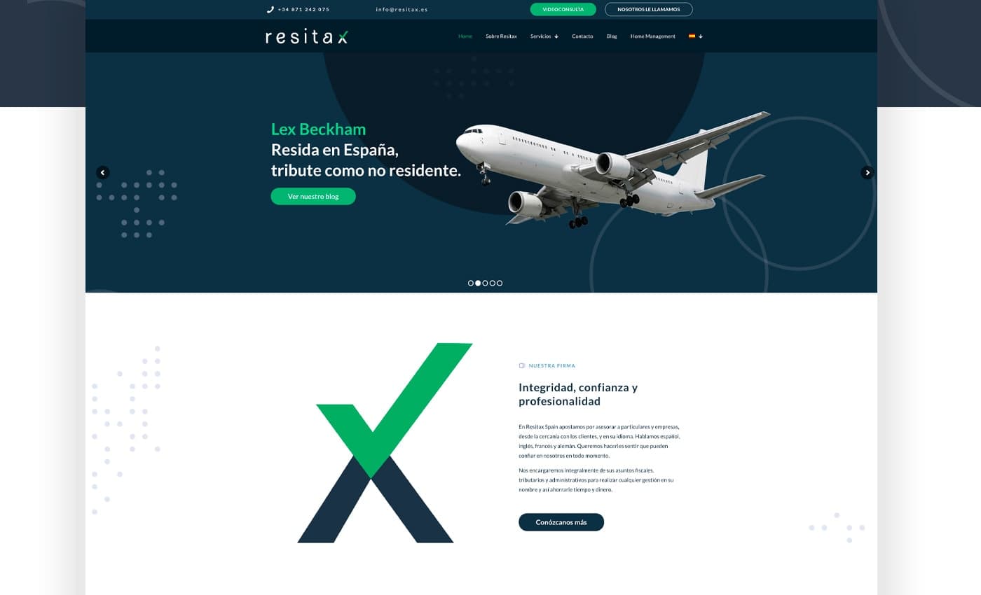 Pàgina d'inici del lloc web amb la campanya Lex Beckham i la imatge d'un avió