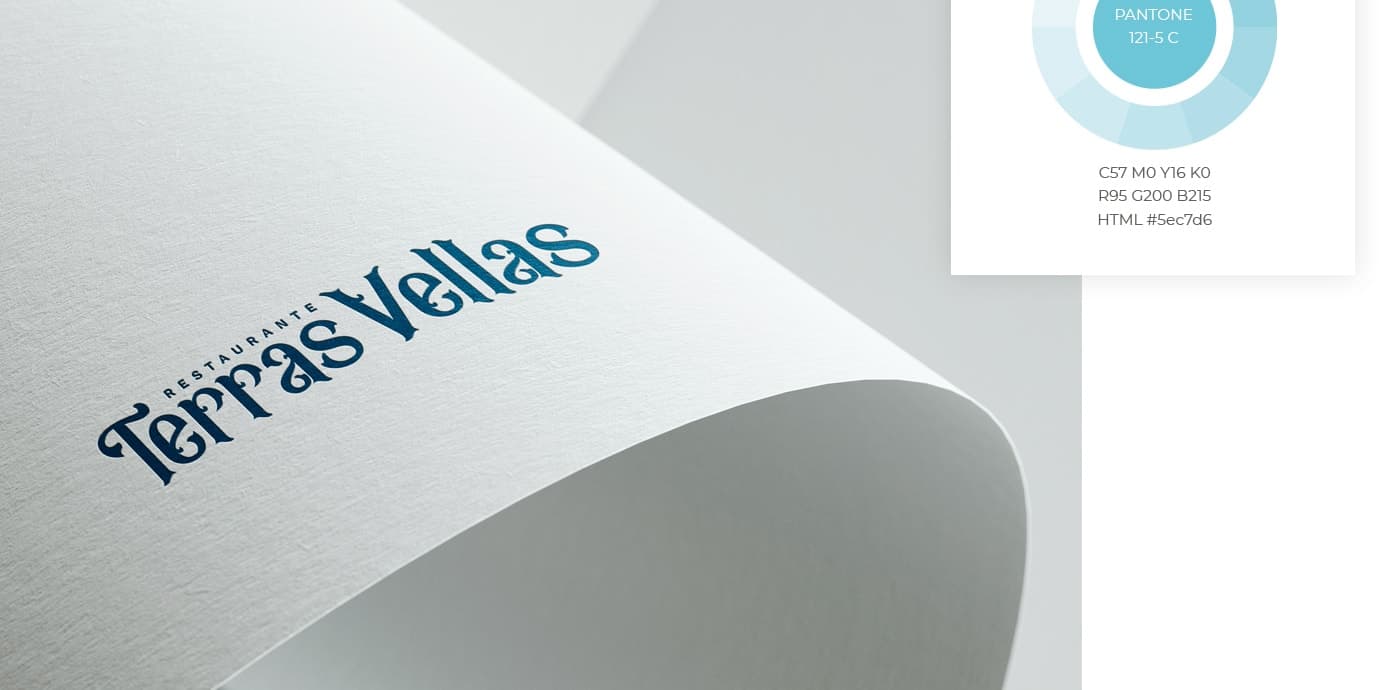 Maqueta del logotip Terras Vellas gravat sobre paper corbat al costat de la mostra Pantone blava