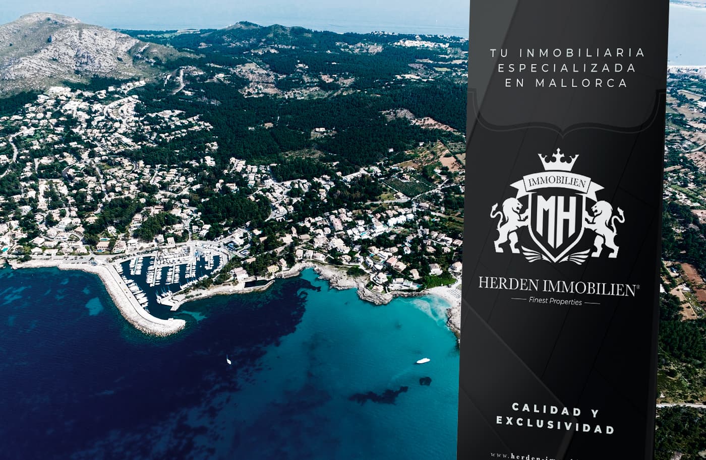 Roll-up de Herden Immobilien sobre foto aèria de la costa i el port de Mallorca