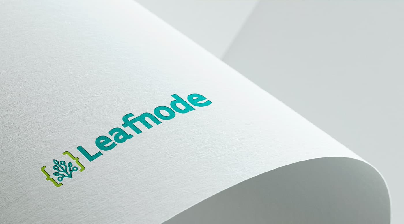 Mockup del logotipo Leafnode grabado en relieve sobre papel texturizado blanco