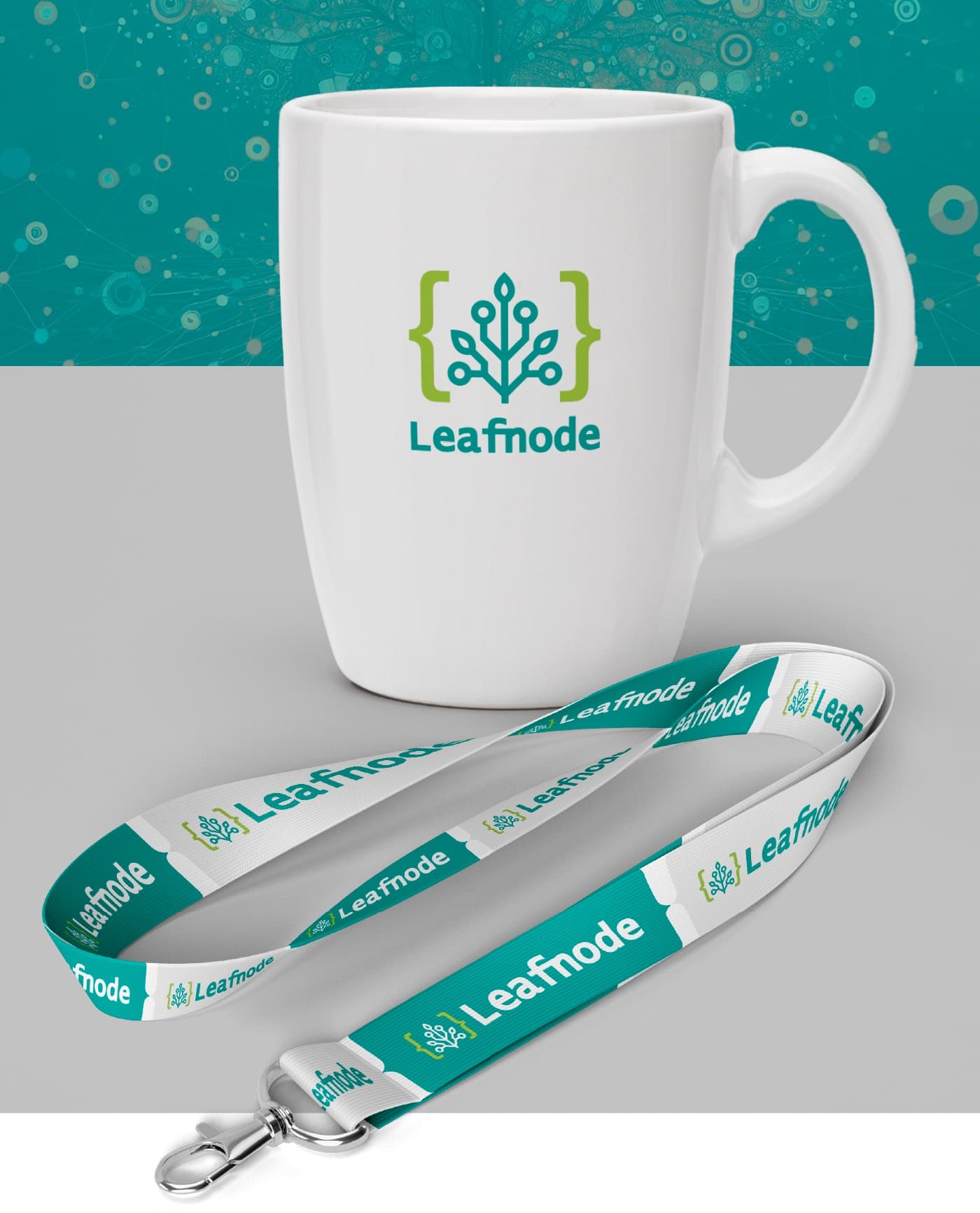 Mockup del logotipo Leafnode aplicado a una taza blanca y a cordones identificativos