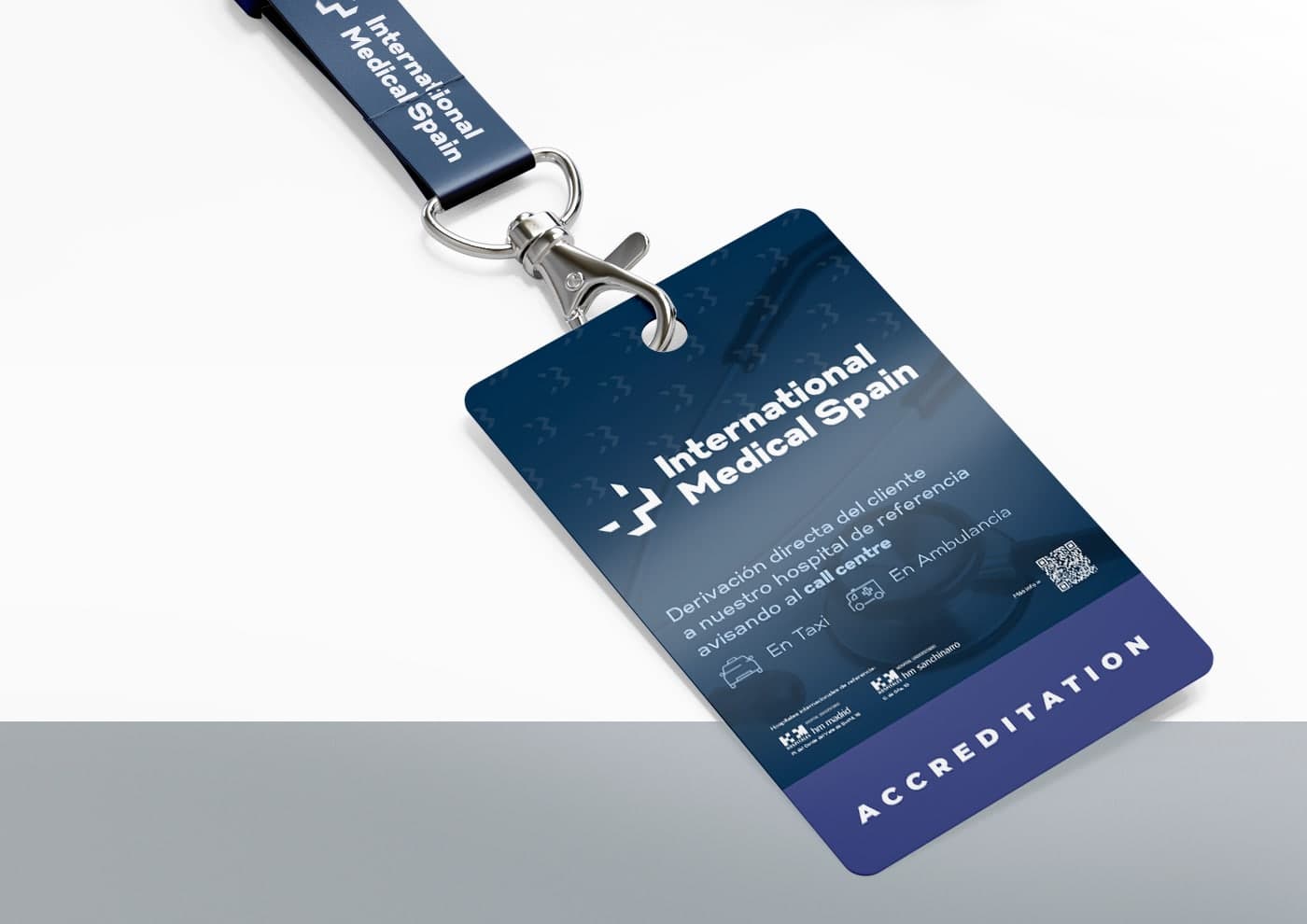 Acreditación colgante en degradado azul con el logotipo y código QR de la delegación de Barcelona
