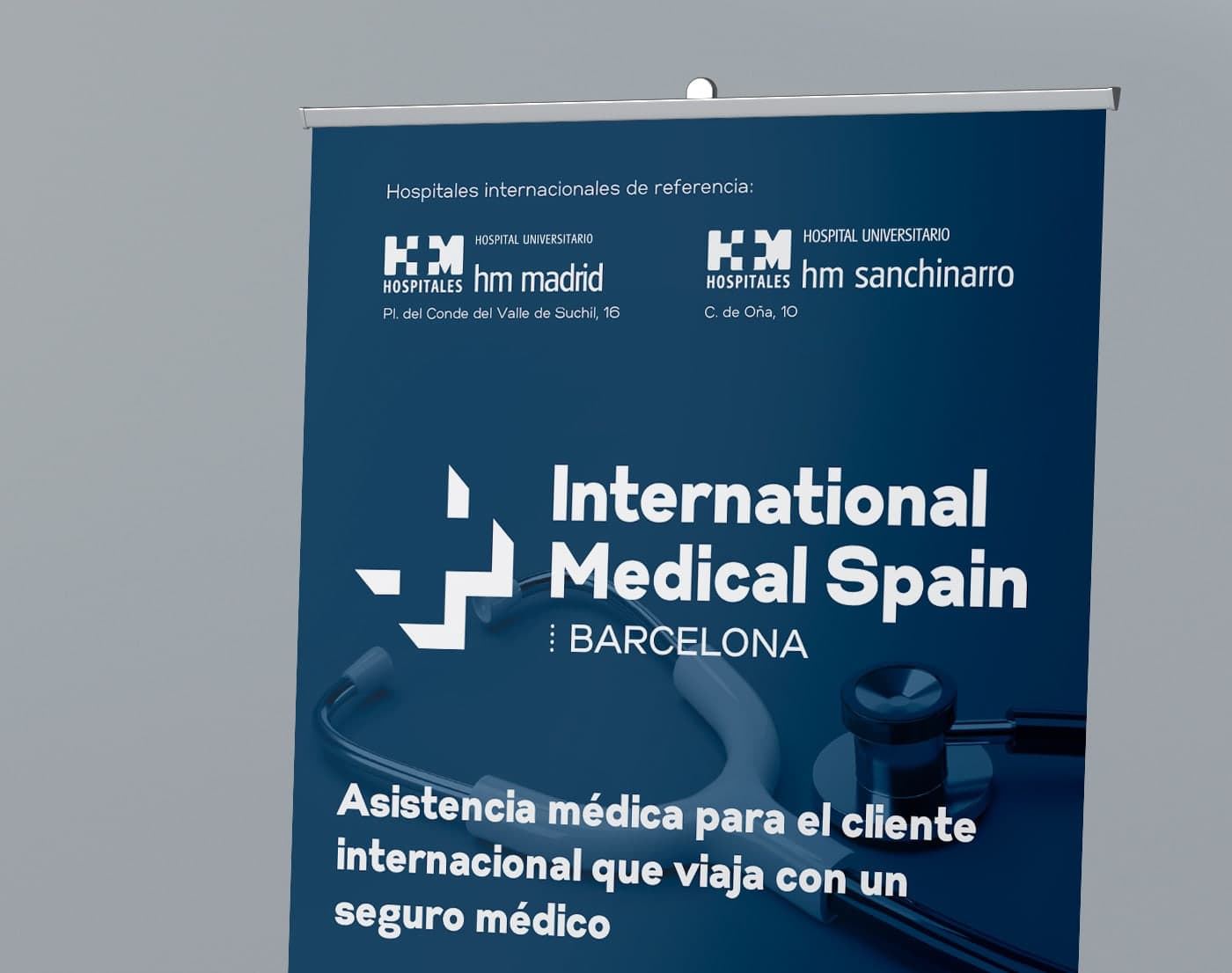 Roll-up publicitario con el logotipo, hospitales de referencia hm Madrid y hm Sanchinarro y estetoscopio