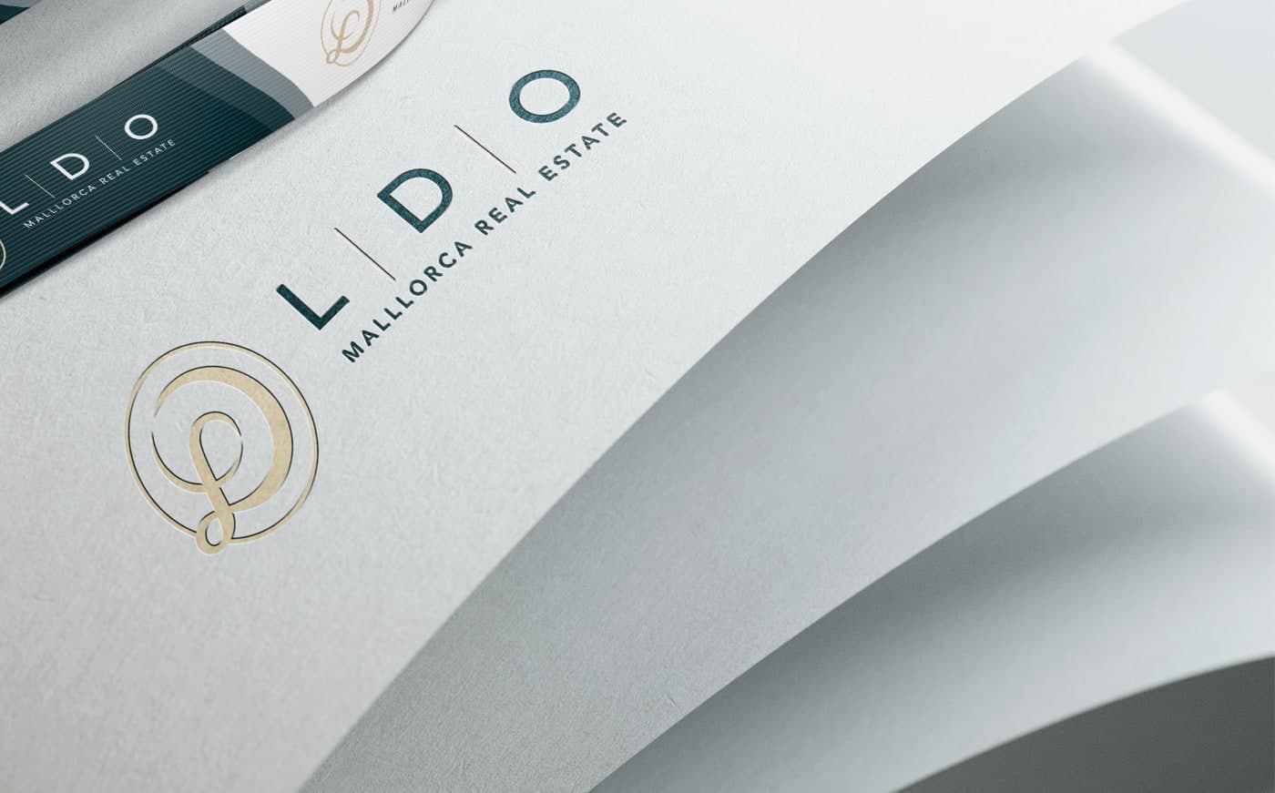 Detall en relleu del logotip LDO sobre paper crema plegat