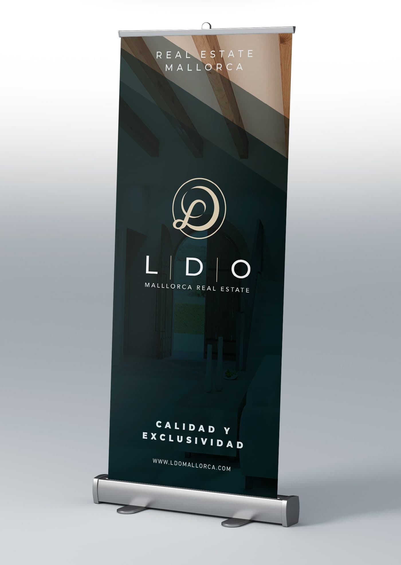 Roll-up publicitari Real Estate Mallorca amb el lema Qualitat i exclusivitat
