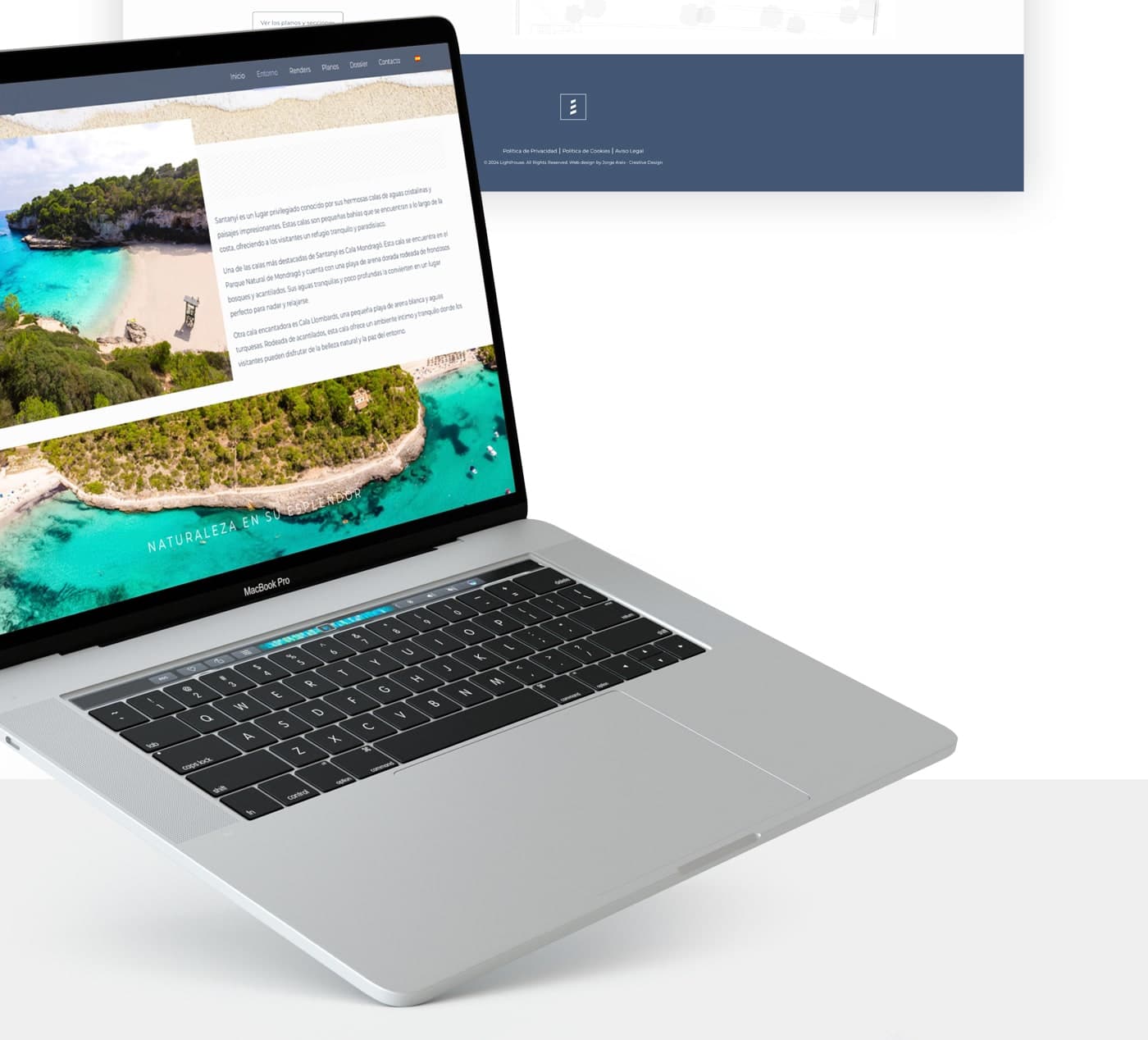 Mockup en portátil de la web con fotografía aérea de la cala